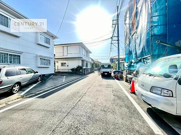前面道路6m!陽当り良好な立地です。車庫入れが苦手な方も安心ですね。