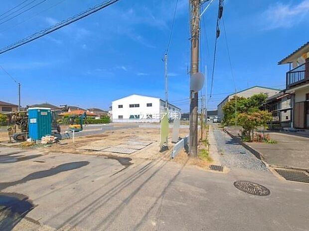 前面道路は3.3m×2.9m!陽当り良好な立地です。車庫入れが苦手な方も安心ですね。