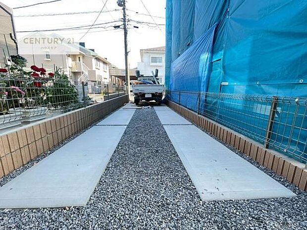 駐車スペースは2台分あります!(車種による)セカンドカーはもちろん、バイクや自転車なども置き場所に困りません。