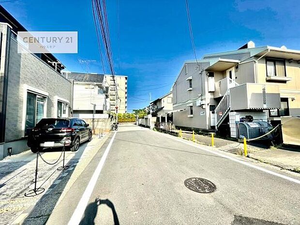 前面道路6m!陽当り良好な立地です。車庫入れが苦手な方も安心ですね。