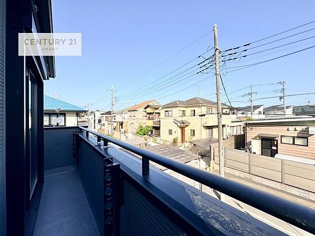 晴れた日には青い空を見渡せる開放的な時間を楽しめます。気持ちの良い風が通り抜ける街並みです!