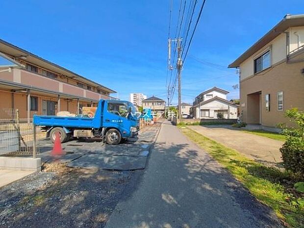 前面道路は2.2m。陽当たり良好な立地です!
