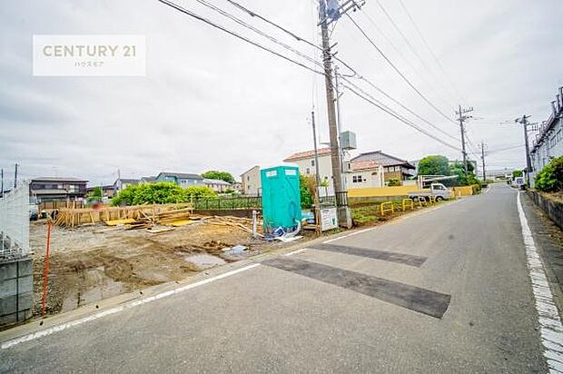 前面道路は4.73m!陽当り良好な立地です。車庫入れが苦手な方も安心ですね。
