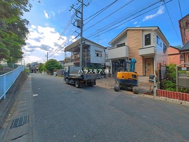 前面道路は6m!陽当り良好な立地です。車庫入れが苦手な方も安心ですね。
