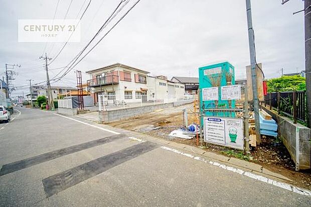 前面道路は4.73m!陽当り良好な立地です。車庫入れが苦手な方も安心ですね。
