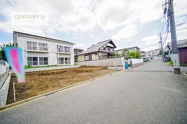 前面道路6m!陽当り良好な立地です。車庫入れが苦手な方も安心ですね。