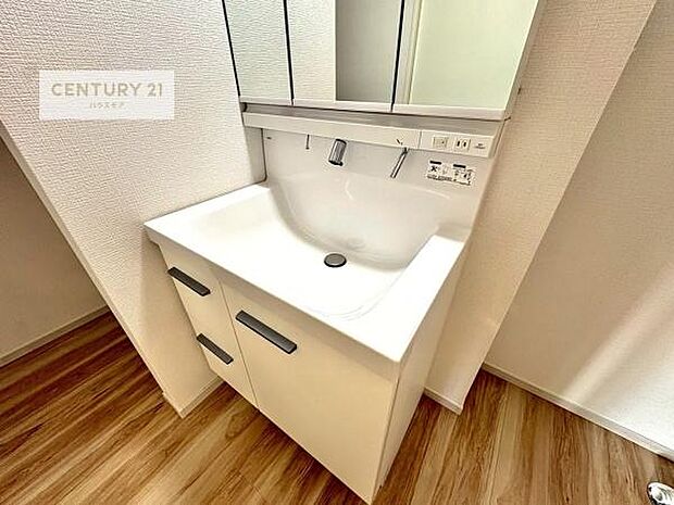 深い洗面台ボウルは、水が跳ねにくいのでお手入れが楽々!清潔感が保てます!キレイな洗面所で自分磨きのモチベーションが上がりますね!