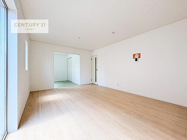 優しい陽だまりがリビングを包んでくれて居心地の良い空間を演出してくれます!くつろぎの時間を過ごせます!