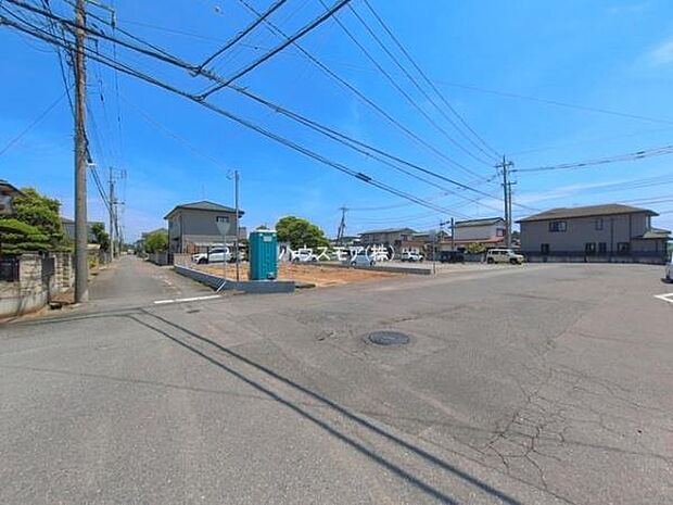 前面道路16m×5.4m!陽当り良好な立地です。車庫入れが苦手な方も安心ですね。