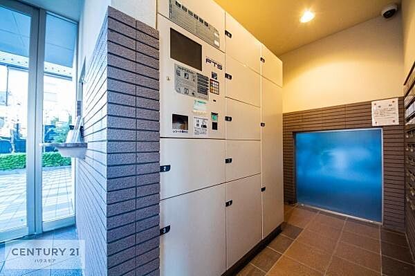 宅配ボックス完備なので不在時でも荷物の受け取りができ、忙しい毎日をサポート。再配達の手間が省け、安心・便利な暮らしを実現します。