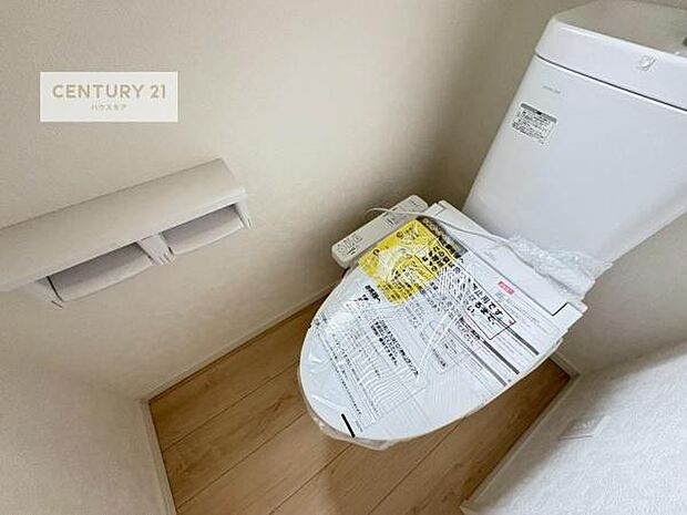 1・2階にトイレがございます！朝の忙しい時間帯も待たずにすみそうですね。白を基調とした清潔感のあるトイレでお手入れがしやすいです！