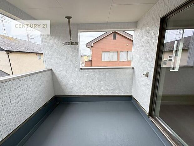 ルーフバルコニー!屋根が付いているので、急に雨が降っても濡れにくく安心!強い日差しもカットしてくれるので、お天気の良い日は、お外へ出て深呼吸するのもよさそうです!