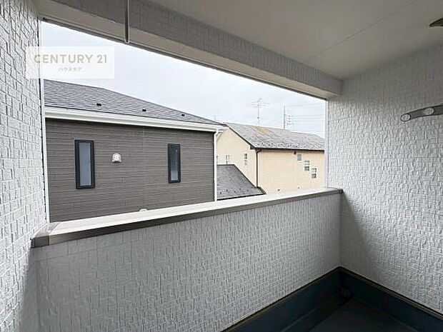 晴れた日には青い空を見渡せる開放的な時間を楽しめます。気持ちの良い風が通り抜ける街並みです!