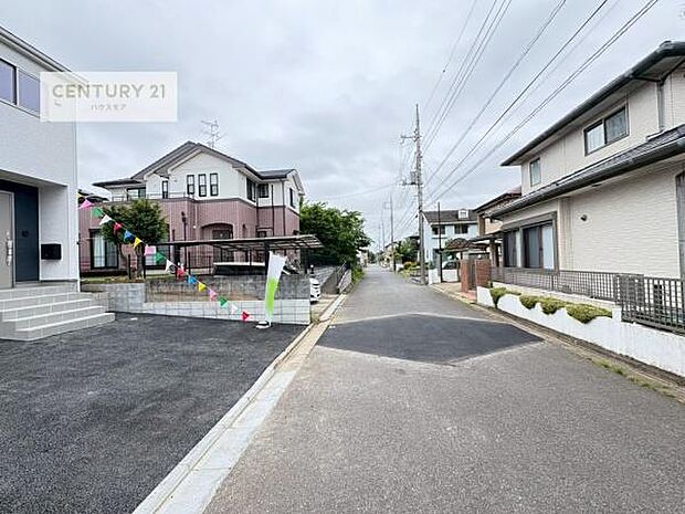前面道路5.98ｍ！陽当り良好な立地です。車庫入れが苦手な方も安心ですね。