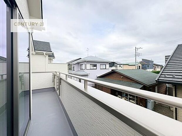 晴れた日には青い空を見渡せる開放的な時間を楽しめます。気持ちの良い風が通り抜ける街並みです!
