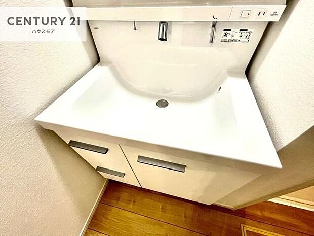 深い洗面台ボウルは、水が跳ねにくいのでお手入れが楽々!清潔感が保てます!キレイな洗面所で自分磨きのモチベーションが上がりますね!