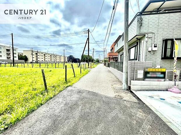 前面道路4ｍ！陽当り良好な立地です。車庫入れが苦手な方も安心ですね。
