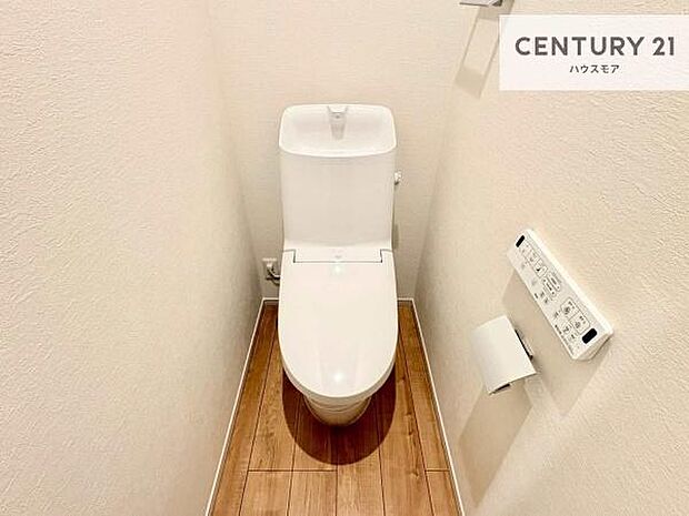 1・2階にトイレがございます!朝の忙しい時間帯も待たずにすみそうですね。白を基調とした清潔感のあるトイレでお手入れがしやすいです!