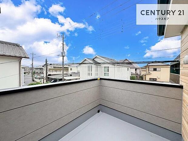 晴れた日には青い空を見渡せる開放的な時間を楽しめます。気持ちの良い風が通り抜ける街並みです!