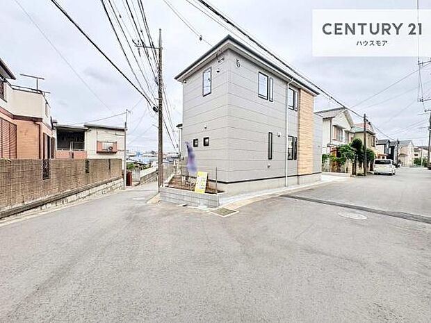 前面道路は6m×4m!陽当り良好な立地です。車庫入れが苦手な方も安心ですね。