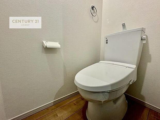 1・2階にトイレがございます!朝の忙しい時間帯も待たずにすみそうですね。白を基調とした清潔感のあるトイレでお手入れがしやすいです!