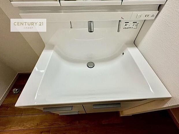深い洗面台ボウルは、水が跳ねにくいのでお手入れが楽々!清潔感が保てます!キレイな洗面所で自分磨きのモチベーションが上がりますね!