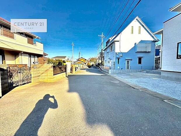 前面道路は6m!明るく広々とした道路です!ぜひ現地にて陽当たりお確かめください!!