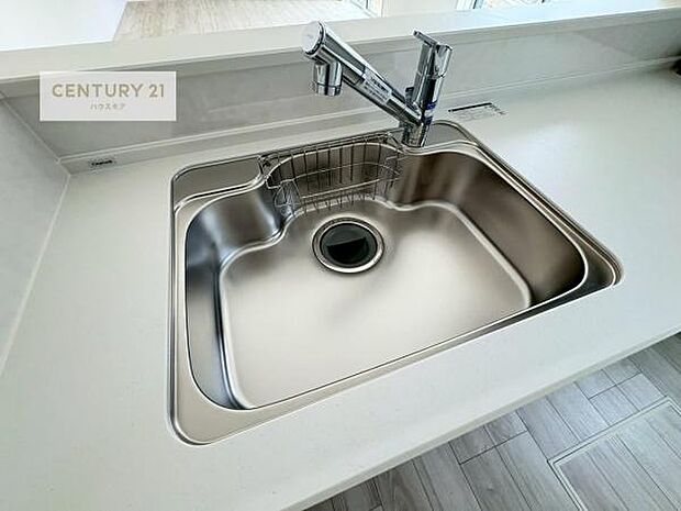 ワイドなシンクですね！水が跳ねにくく洗物がしやすい家事が楽々仕様のシステムキッチンです！デザイン性と機能性を兼ねたキッチンで清潔感がありますね！