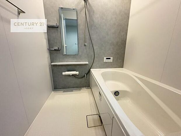 落ち着きある大人の雰囲気のバスルームは、味が出ていてバスタイムが充実!お仕事頑張っているご褒美にお好みの匂いの入浴剤を入れて、楽しんでみてはいかがでしょうか?