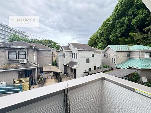 晴れた日には青い空を見渡せる開放的な時間を楽しめます。気持ちの良い風が通り抜ける街並みです!
