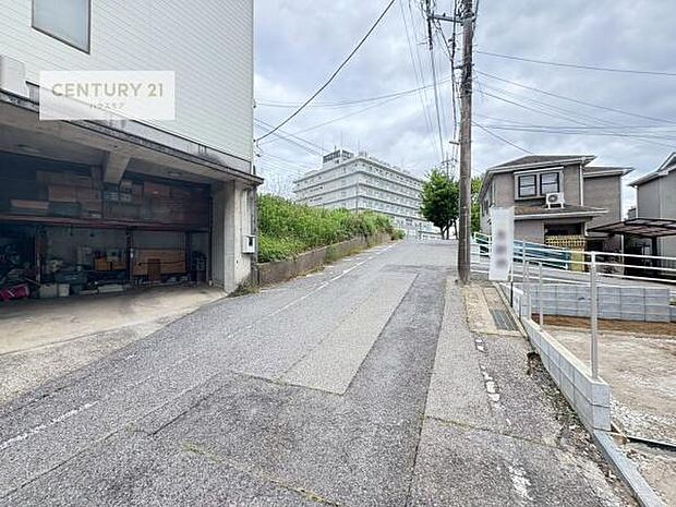前面道路6.4m!陽当り良好な立地です。車庫入れが苦手な方も安心ですね。
