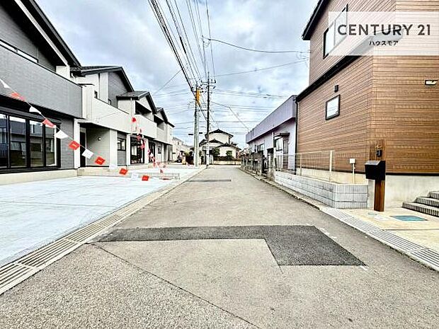 前面道路は5m!陽当り良好な立地です。車庫入れが苦手な方も安心ですね。