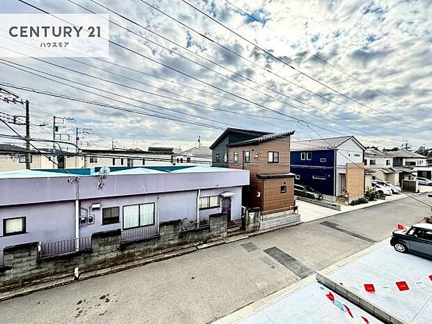 晴れた日には青い空を見渡せる開放的な時間を楽しめます。気持ちの良い風が通り抜ける街並みです！
