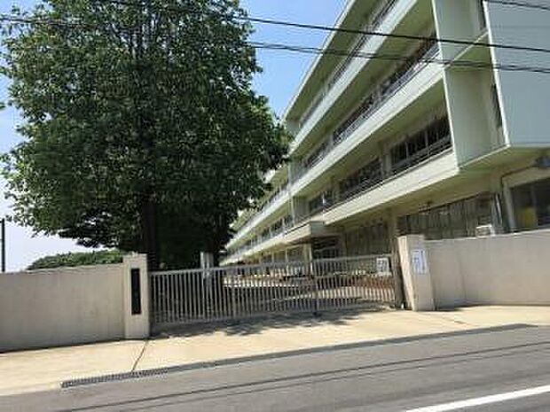 牛久市立牛久第三中学校まで3300m