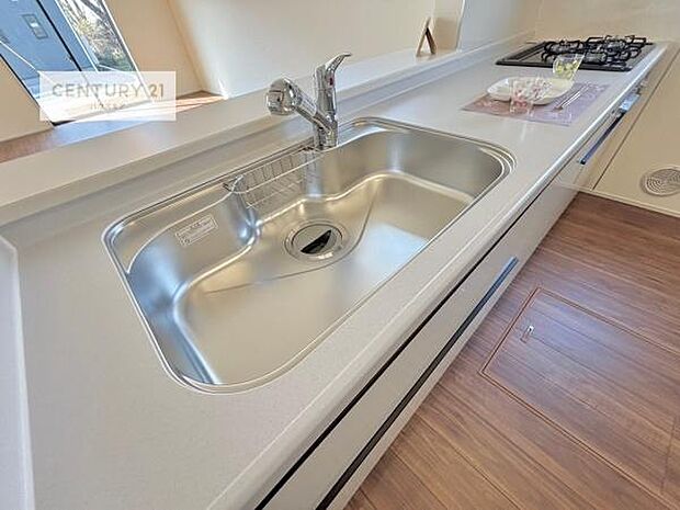 ワイドなシンクですね!水が跳ねにくく洗物がしやすい家事が楽々仕様のシステムキッチンです!デザイン性と機能性を兼ねたキッチンで清潔感がありますね!(同仕様)