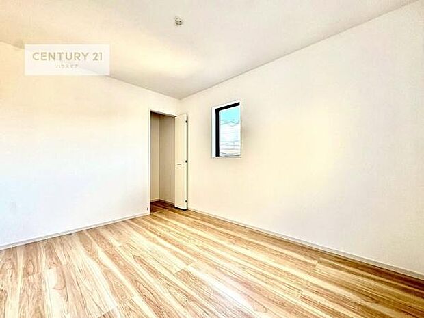 掃き出し窓がないお部屋は、お子様のお部屋としても安心です!収納スペースも充実しているので散らかったお部屋をサッと片付けられます!