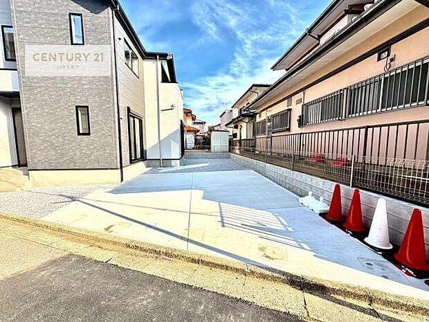 駐車スペースは2台分あります!セカンドカーはもちろん、バイクや自転車なども置き場所に困りません。