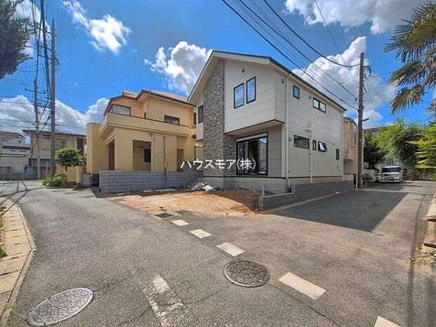 前面道路は3.8m×4.5m陽当り良好な立地です。車庫入れが苦手な方も安心ですね。