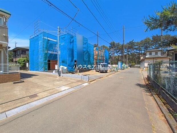 前面道路4.3ｍ！陽当り良好な立地です。車庫入れが苦手な方も安心ですね。