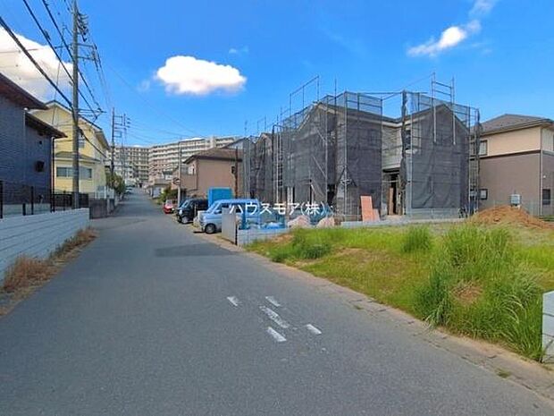 前面道路6m!陽当り良好な立地です。車庫入れが苦手な方も安心ですね。