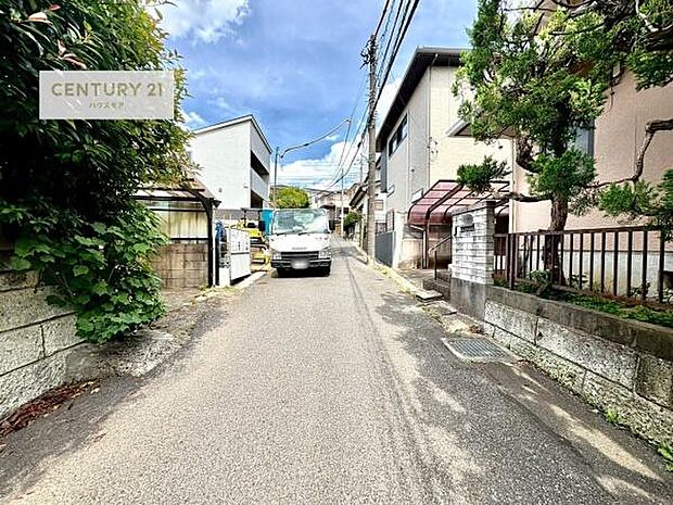 前面道路4.5m!陽当り良好な立地です。車庫入れが苦手な方も安心ですね。