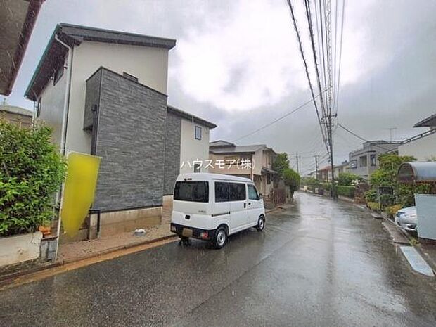 前面道路は6m!陽当り良好な立地です。車庫入れが苦手な方も安心ですね。