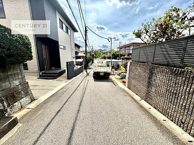 前面道路4.5m!陽当り良好な立地です。車庫入れが苦手な方も安心ですね。