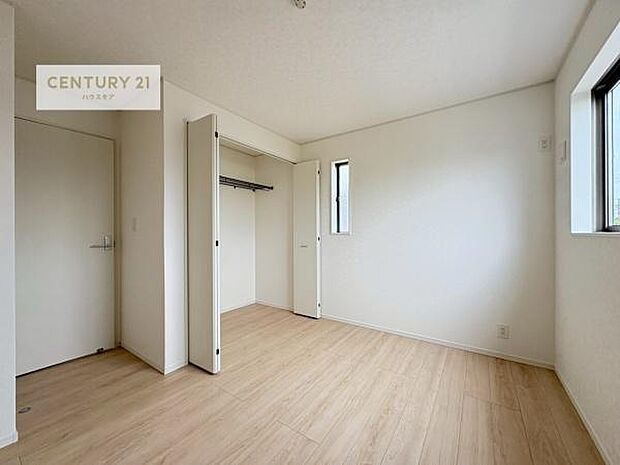 掃き出し窓がないお部屋は、お子様のお部屋としても安心です!収納スペースも充実しているので散らかったお部屋をサッと片付けられます!