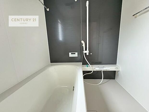 落ち着きある大人の雰囲気のバスルームは、味が出ていてバスタイムが充実!お仕事頑張っているご褒美にお好みの匂いの入浴剤を入れて、楽しんでみてはいかがでしょうか?