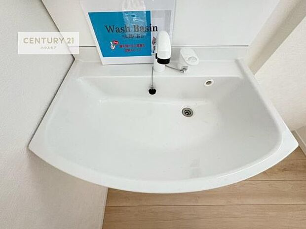 深い洗面台ボウルは、水が跳ねにくいのでお手入れが楽々!清潔感が保てます!キレイな洗面所で自分磨きのモチベーションが上がりますね!