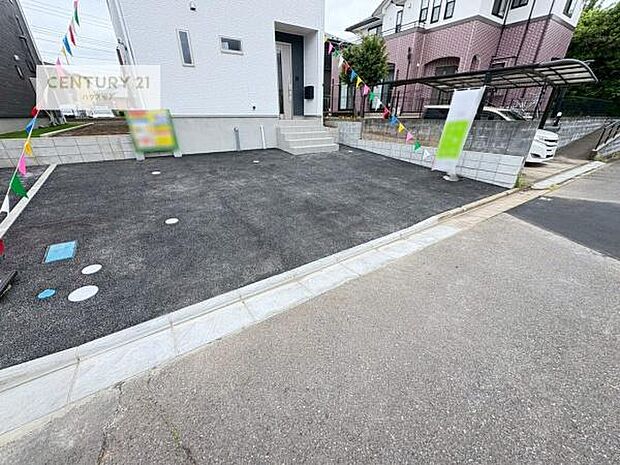駐車スペースは2台分あります!セカンドカーはもちろん、バイクや自転車なども置き場所に困りません。