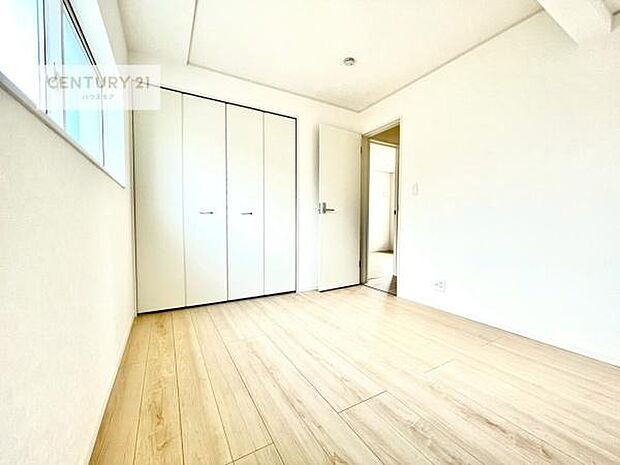 掃き出し窓がないお部屋は、お子様のお部屋としても安心です!収納スペースも充実しているので散らかったお部屋をサッと片付けられます!