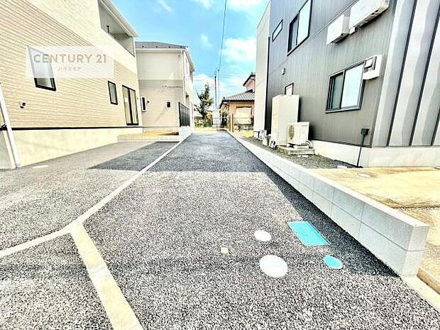駐車スペースは2台分あります!セカンドカーはもちろん、バイクや自転車なども置き場所に困りません。