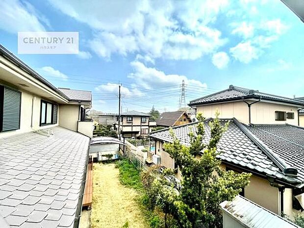 落ち着きある住宅街です!周囲には高い建物がなく、空が広く開放感があり、陽当たりを大きく遮られることもありません!気持ちの良い風が通り抜ける街並みです!